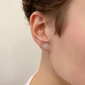 Round Diamond Halo Stud Earrings in 18K White Gold - Photo 3