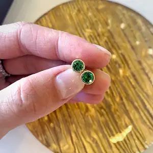 Emerald Stud Earrings in Yellow Gold - Photo 3