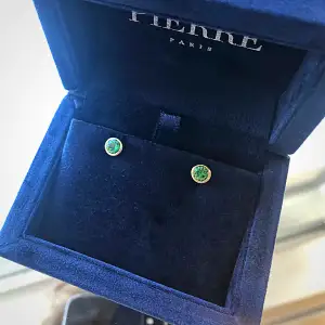 Emerald Stud Earrings in Yellow Gold - Photo 4